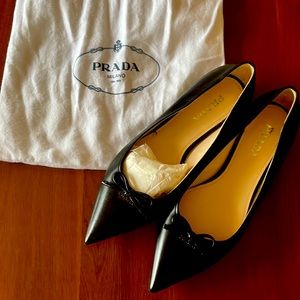 Brand New, never worn Prada flats. Size 38.5 in perfect condition.